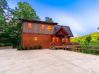 Whisky Creek Retreat- Driveway view of the cabin