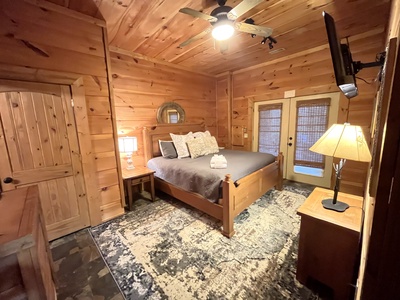 Mountaintown Creek Lodge - Lower Level Guest King Bedroom