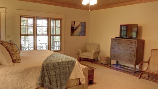 Blue Ridge Lake Retreat - Entry Level King Suite