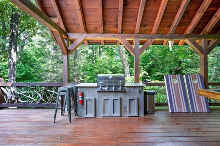 Bentley's Retreat - Back Deck Entertainment Area