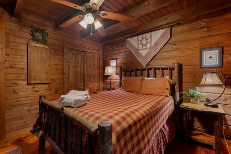 Tuckaway Cave - Main Level Queen Bedroom