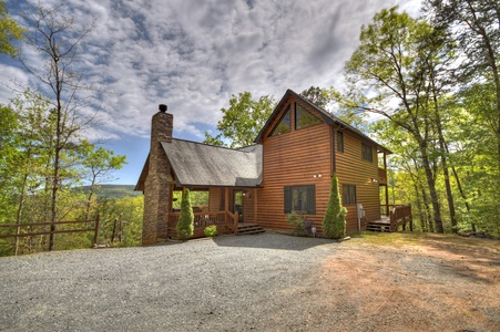 Aska Lodge- Outdoor exterior view of the cabin with parking