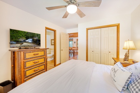 Creekside Getaway: Primary King Bedroom