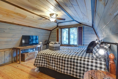 The Barn On Creeks Edge - Upper Level King Bed