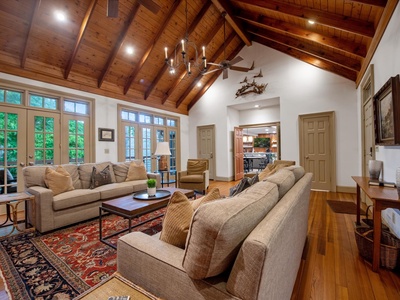 Gleesome Inn- Main living room area with deck access