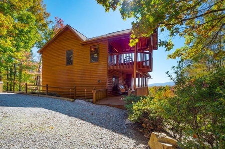 Panoramic Paradise: Front View of Cabin