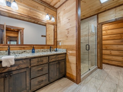 Tranquil Escape of Blue Ridge - Lower Level Shared Bathroom