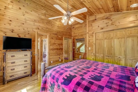Brown Bear Vista - Upper Level Queen Bedroom