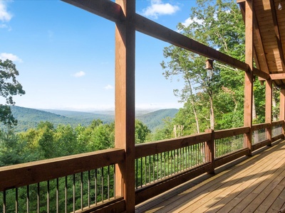 Crows Nest- Deck with long range mountain views