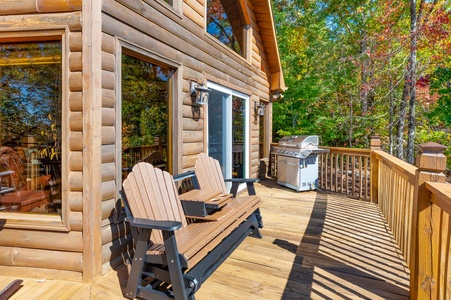 Panoramic Paradise: Entry Level Deck Seating