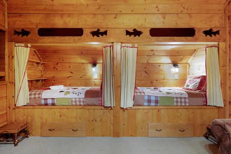 Mountaintown Creek Lodge - Upper Level Bunk Bedroom
