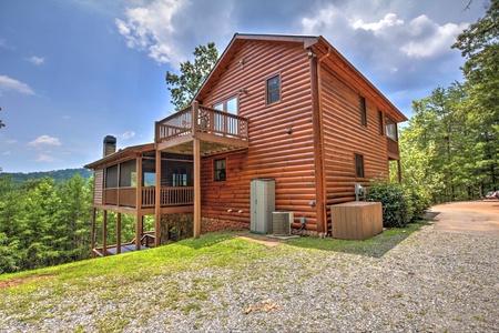 Bearing Haus- Exterior view of the cabin