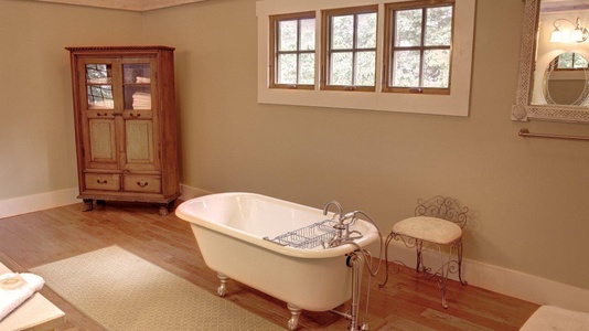 Blue Ridge Lake Retreat - Upper-Level Shared Bathroom Clawfoot Tub