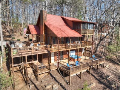 A Walk in the Clouds - Back view of cabin