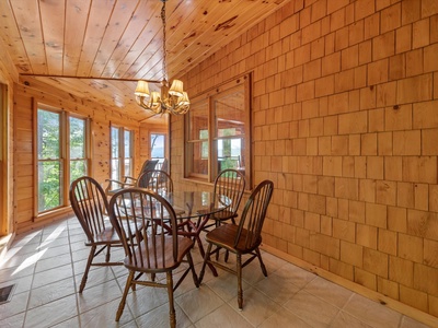 Medley Sunset Cove - Sunroom's Dining Area