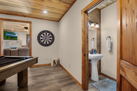 The Peaceful Meadow Cabin- Lower Level Game Room/Shared Bathroom