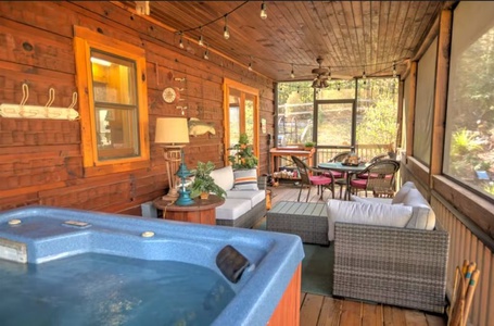 Eagles Landing - Hot Tub and Seating Area