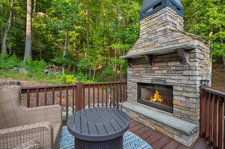 Goose Island Retreat - Outdoor Fireplace