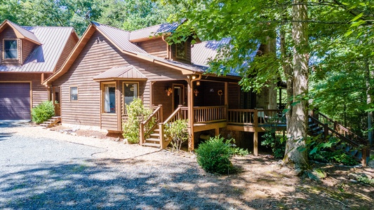 Awesome Retreat- Side deck access view of the cabin