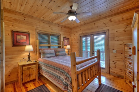 Luxury At The Settlement- Entry level bedroom with deck access