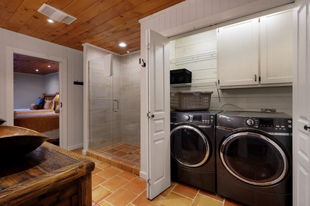 Moonlight Retreat - Upper Level Shared Bathroom with Laundry