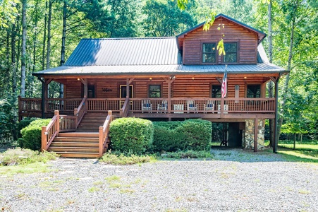 Hemptown Hideaway- Front view of the cabin from the driveway