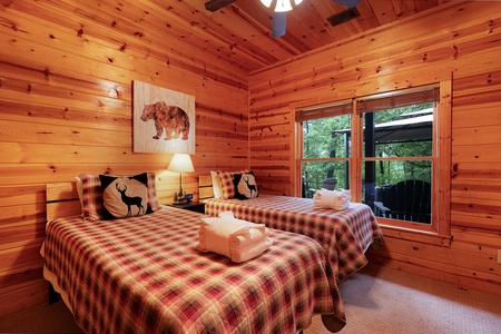 Moonlight Lodge - Twin Bedroom