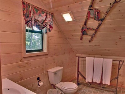 Bucksnort Lodge - Upstairs Bathroom
