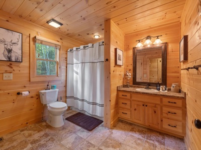 Soaring Hawk Lodge - Entry Level Shared Bathroom