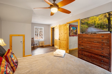 Just-in-Tyme - Upper Level Queen Bedroom