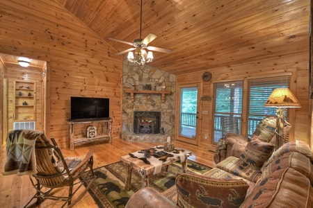 Ole Bear Paw Cabin - Living Room with Gas Fireplace