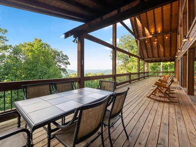 Crows Nest- Entry level deck dining area