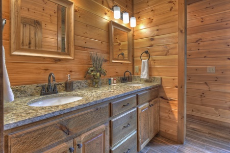 Woodsong - King Suite Private Bathroom