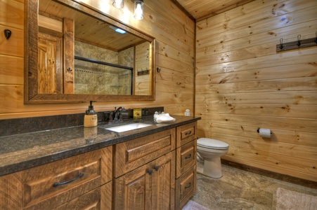 Deer Trails Cabin - Full Shared Bathroom