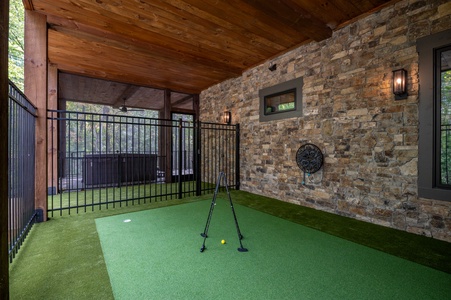 Iron Tree Lodge - Covered Putting Green