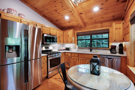 Creek Music Cabin - Kitchen-Dining Area