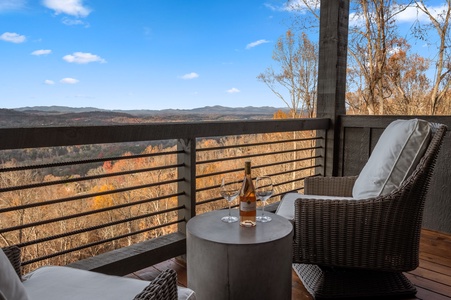 Blue Run Cabin - Upper Level Spa King Suite's Private Balcony