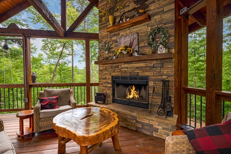 Three Loves Cabin - Upper-Level Wood Burning Fireplace