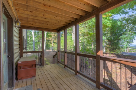 Trails end- Side porch to fenced in yard area