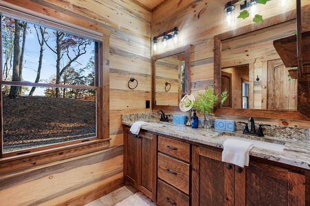 Eagle Ridge - Entry Level Guest King Bedroom's Bathroom