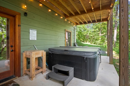 BeauJax Cabin - Hot Tub on Lower Level Patio