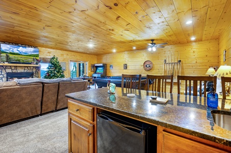 Yogi's Retreat - Lower Level wet bar with fridge