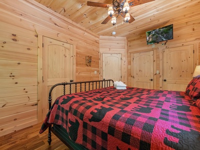 Rising Star Lodge - Upper Level Guest Bedroom 2