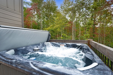 Vacay Chalet - Lower Deck Hot Tub