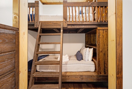 Mountain Echoes- Bunk space in the lower level king bedroom