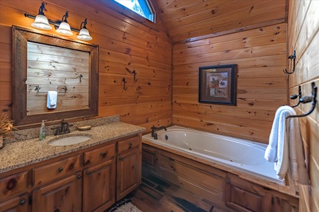 A Bear's Lair - Upper Level Soaking Tub