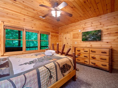 Babbling Brook -Lower Level Queen bedroom