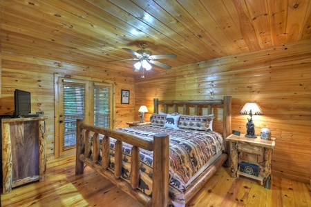 Ole Bear Paw Cabin - Entry Level King Suite with Deck Access