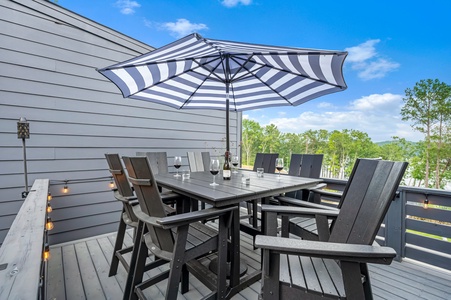 A Stoney Marina - Entry Level Deck Dining Area