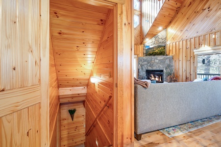 Cohutta Hideaway - Stairway to Lower Level